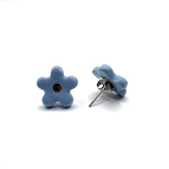 Margherita | Handcrafted light blue floral ceramic stud earrings with golden detail